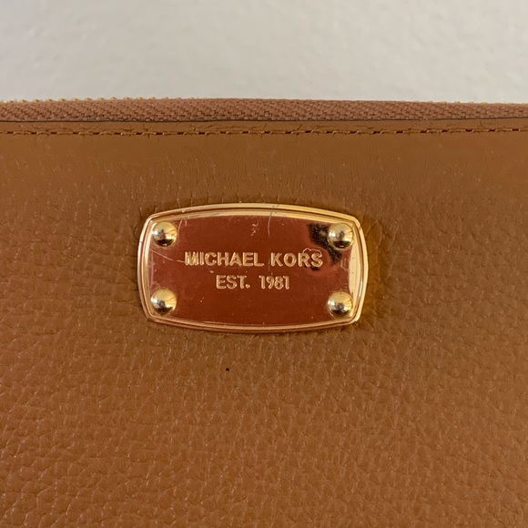 Donated - Michael Kors wallet - Picture 2 of 7